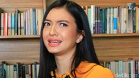 Ini salah satu ekspresi yang tertangkap di wajah Raline di sebuah sesi wawancara beberapa waktu lalu. Kira-kira kenapa ya Raline tampak heran begitu? Foto: Hanif Hawari/detikHOT