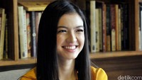 Raline tampak cantik dibalut dress kuning dengan aksesori kalung berwarna hitam-kuning. Pool/Noel/detikFoto.