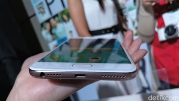 Ponsel ini dibalut material metal dengan paduan warna premium. Foto: detikINET/Yudhianto