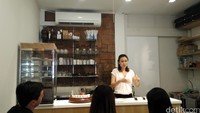 Pemiliknya, yaitu Charlene Low meneruskan usaha ayahnya yang sudah dirintis sejak tahun 1989. Charlene lah yang langsung turun tangan mengajari kami cara menyeduh teh yang baik dan benar, serta cara terbaik untuk meminumnya (Wahyu/detikTravel)