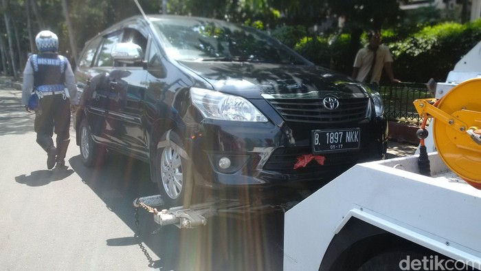 Dishub DKI Razia Parkir Liar di Tebet, 4 Mobil Diderek