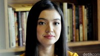 Saat tidak tersenyum pun, bintang film Surga yang Tak Dirindukan itu tetap cantik! Pool/Noel/detikFoto.