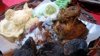 Di Kampung Melayu kalau sore ada Nasi Uduk Ayam Goreng Kampung Melayu. Meski di tenda, nasi pulen gurihnya enak disuap dengan paru goreng yang gurih dengan cocolan sambal sedap.Foto: detikFood