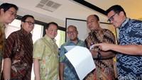 Pembiayaan perseroan yang sebesar Rp 9,7 triliun di Semester I ini, masih sejalan dengan proyeksi pembiayaan sampai akhir tahun yang dipatok mencapai Rp 18 triliun. Sementara untuk pembiayaan mobil baru, perseroan masih fokus pada merek-merek besar seperti Toyota, Honda, Mitsubishi, Daihatsu dan Suzuki.