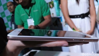 Oppo membenamkan RAM 3 GB yang dikombinasikan dengan penggunaan memori internal 32 GB.  Foto: detikINET/Yudhianto