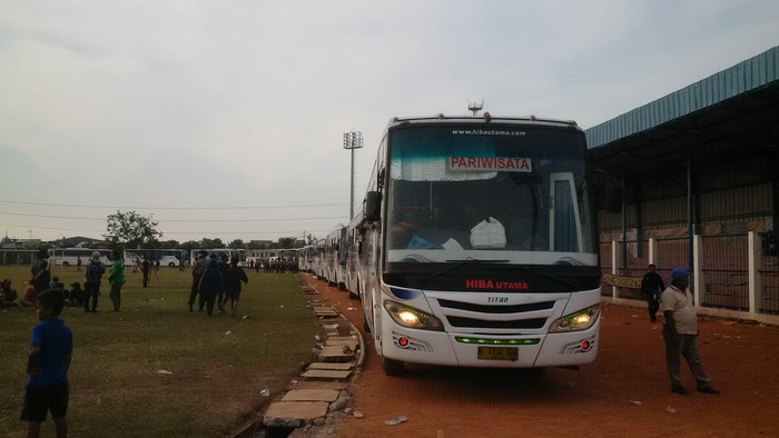 1.119 Bonek Dipulangkan ke Surabaya dengan 15 Bus