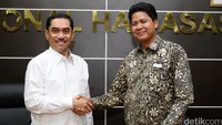 Kepala BNPT Suhardi Alius bersalaman dengan Ketua Komnas HAM Imadun Rahmat.