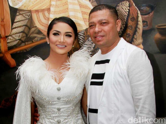 Krisdayanti & Raul Lemos Krisdayanti & Raul Lemos di perilisan lagu Sleep to Dream dan In Love Again