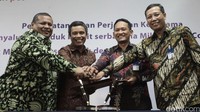 (Ki-ka) Direktur Perencanaan, Pengembangan dan Teknologi Informasi PT Taspen Faisal Rachman, Direktur Utama Bank Mantap Nixon Napitupulu, Senior Vice President Micro Banking Bank Mandiri Wawan Setiawan dan Direktur Retail Banking Bank Mandiri Tardi, berbincang usai penandatanganan kerjasama fasilitas Kredit Serbaguna Mikro (KSM) Combo untuk PNS dan Anggota TNI/Polri di Jakarta, Rabu (03/08/2016).
