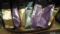 Selain bisa belajar tentang teh, di Tea House by Yixing Xuan, traveler bisa membawa pulang teh koleksi mereka sebagai oleh-oleh. Harganya mulai dari SGD $20 (setara Rp 195 ribu) per 100 gramnya (Wahyu/detikTravel)