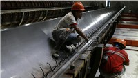 Para pekerja melakukan proses pembuatan Spun Pile dan Box Girder. 