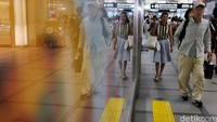 Faktor utamanya adalah perbuahan demografi: populasi Jepang semakin menua dan kelompok muda-mudinya menyusut.