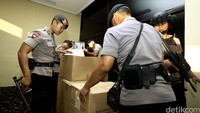 Jelang acara pembukaan Kongres Luar Biasa (KLB) PSSI yang berlangsung pagi ini, Rabu (03/08/2016) di Hotel Mercure Ancol, Jakarta, Tim Gegana melakukan pengamanan.
