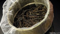 Menurut Charlene, untuk jenis-jenis teh, secara garis besar hanya ada 4 yang perlu dikenal, yaitu teh putih, teh hitam, teh hijau serta teh oolong. Teh oolong merupakan teh yang memiliki aroma dan rasa terkuat diantara ketiganya, tidak disarankan meminum teh ini dalam keadaan perut kosong (Wahyu/detikTravel)