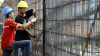 Aktivitas pekerja di Pabrik Waskita Beton Precast, Karawang, Jawa Barat.