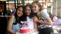 Nimas dan Michele Joan ikut memberikan kejutan.