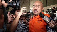 I Putu Sudiartana keluar gedung KPK usai diperiksa.