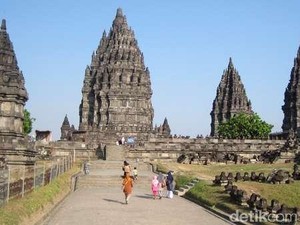 Menelusuri Sejarah Candi Prambanan dengan Video Mapping