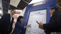 President Director PT AXA Life Indonesia Hengky Djojosantoso (kanan) didampingi Sales & Business Development Director Yanti Parapat, dan Chief Financial Officer Vincentius Wilianto menekan tombol telepon sebagai tanda peluncuran AXA Life Secured Payment, di AXA Tower, Jakarta, Kamis (4/8/2016).