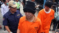 Para tersangka digiring kembali ke tahanan seusai pemusnahan barbuk sabu.