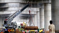Alat berat menyelesaikan proyek tol Desari.