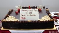 Kue ulang tahun yang diberikan MVP, rumah produksi film 3 Srikandi kepada Habibie. Pool/Hanif Hawari/detikFoto.