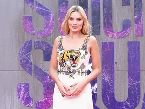 Setelah Unicorn, Margot Robbie Pakai Gaun Macan di Premier Suicide Squad