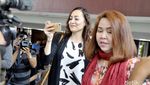 Sidang Putusan Cerai, Dewi Rezer Sibuk Main Handphone