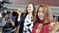 Ibu dua anak itu ditemani sang pengacara, Merly Aprilita. Pool/Noel/detikFoto.