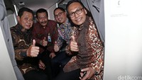 Dirut Garuda Indonesia M Arif Wibowo (kanan) dan Dirjen Penyelenggaraan Haji dan Umroh Kementerian Agama Abdul Jamil (kiri) mengacungkan jempol bersama. Tahun ini, Garuda Indonesia kembali menjadi maskapai penerbangan haji. Penerbangan calon jemaah haji ini bekerjasama dengan Kementerian Agama.