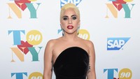 Gaga tampil elegan dengan dress hitam berbelahan tinggi pada bagian kaki. Jamie McCarthy/Getty Images for RPM/detikFoto.