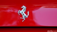 Setelah menetapkan Cavallino Rampante atau kuda jingkrak memiliki latar belakang kuning dengan tiga warna bendera Italia di bagian atas pada masa-masa awalnya, Ferrari beberapa kali mengubah logonya. Namun semuanya tetap mempertahankan ketiga elemen kunci tersebut. Foto: Ari Saputra