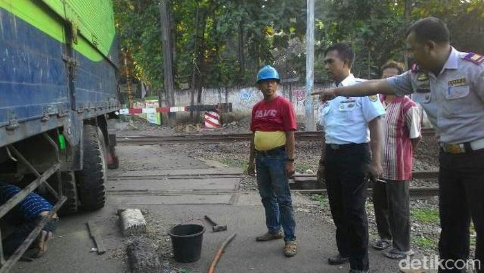 PT KAI akan Tuntut Pemilik Truk yang Mogok di Perlintasan Tambun