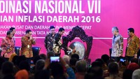 Pembukaan Rakornas VII Tim Pengendalian Inflasi Daerah 2016 ditandai dengan pemukulan gong oleh Presiden Jokowi. Rusman/Setpres/detikFoto.