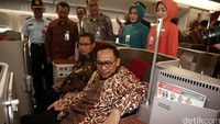 Dirut Garuda Indonesia M Arif Wibowo dan Dirjen Penyelenggaraan Haji dan Umroh Kementerian Agama Abdul Jamil menjajal kursi pesawat.