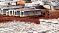 Balok-balok beton siap untuk dipasang.