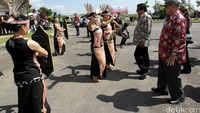 Wakil Ketua MPR Oesman Sapta disambut Wakil Bupati Benkayang Aguatinus Naon dan tarian khas setempat.