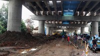Para pekerja menyelesaikan proyek tol yang memiliki nilai total investasi Rp 4,767 triliun tersebut.