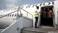 Dirut Garuda Indonesia M Arif Wibowo dan Dirjen Penyelenggaraan Haji dan Umroh Kementerian Agama Abdul Jamil meninjau pesawat Garuda Indonesia di Hangar GMF AeroAsia, Bandara Soekarno Hatta, Cengkareng, Tangerang, Banten, Kamis (4/8/2016).