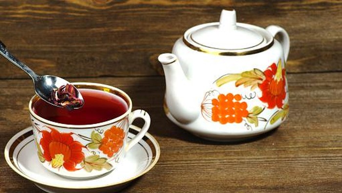 cup of tea hibiscus     on a wooden background