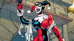 Harley Quinn atau Harleen Frances Quinzel pertama kali muncul dalam Batman: The Animated Series. Hubungannya terjalin sama Joker berawal sebagai psikiater di Arkham Asylum. Foto: DC