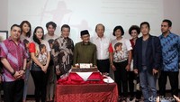 Habibie beserta pemain 3 Srikandi dan tim MVP saat ditemui di Kota Kasablanka, Jakarta Selatan pada Kamis (4/8/2016). Pool/Hanif Hawari/detikFoto.