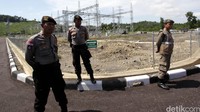 Petugas berjaga jaga disekitar Gardu Induk Tegangan Ekstra Tinggi (GITET) PLN di Bengkayang, Kalimantan Barat.