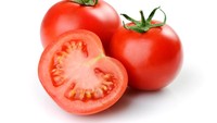 Tomat mengandung vitamin C dan karotenoid seperti likopen, lutein, alfa karotein, dan beta karoten. Karotenoid mencegah kulit keriput sekaligus melindungi kulit dari efek sinar matahari. Foto: iStock