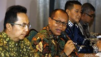 Direktur Utama BPJS Ketenagakerjaan, Agus Susanto (tengah), didampingi jajaran direksi menggelar konferensi pers disela-sela Rapat Kerja Nasional (Rakernas) BPJS TK dengan tema Memperkuat Kapasitas Organisasi dan Kemitraan Strategis untuk Optimalisasi Cakupan Kepesertaan di Jakarta, Kamis (4/8/2016).