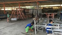 Setelah itu masuk dalam proses body in white mulai dari menyatukan sasis dan bodi, proses dempul, hingga proses finishing.