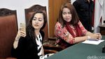 Sidang Putusan Cerai, Dewi Rezer Sibuk Main Handphone