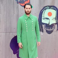 Jared Leto punya rambut panjang, mata biru nan indah dan paras wajah feminin. Dia juga tidak sungkan menunjukkan sisi feminin-nya dengan memakai cat kuku, maskara serta busana wanita. Namun di sisi lain aktor sekaligus musisi ini tetap tak kehilangan aura maskulin yang bikin banyak wanita terpesona. Foto: Getty Images