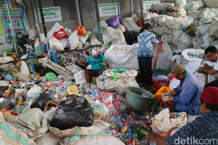 Bank sampah sekolah di Makassar, Kamis 4 Agustus 2016