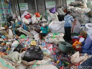 School Waste Bank Project as Environmental Education at SAL Junior High School